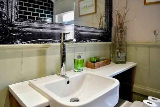 Quirky 4 Bedroom Apartment With Terrace Cardiff Luaran gambar
